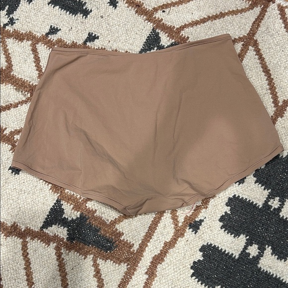 SKIMS High Waist Tan Shorts - Picture 3 of 5